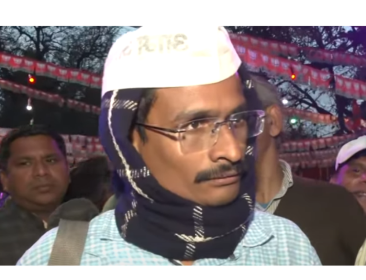 BJP Supporter Dressed as Kejriwal Sarcastically Highlights AAP's Scandals at BJP Office